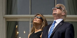 Donald Trump und seine Frau mit Schutzbrillen bei der Sonnenfinsternis