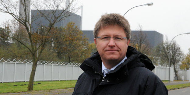 Noch-Bürgermeister Stefan Mohrdieck vor dem Atomkraftwerk Brunsbüttel.