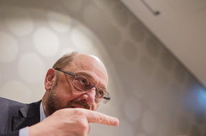 Martin Schulz (SPD) zeigt mit seinem rechten Zeigefinger nach links.