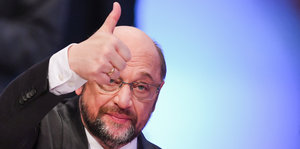 Martin Schulz zeigt Daumen hoch