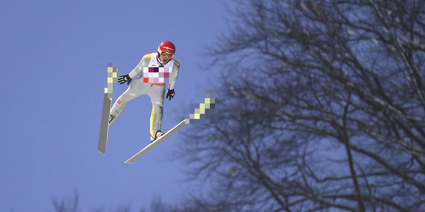 ein Mann beim Skifliegen