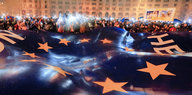 Demonstranten mit Europaflaggen am Samstag vor dem Parlamentsgebäude in Bukarest
