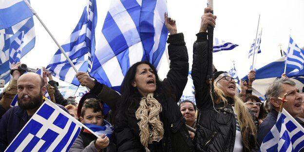 Demonstranten mit griechischen Fahnen am Sonntag in Thessaloniki