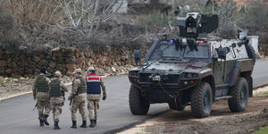 Türkische Soldaten und ein Militärfahrzeug an der Grenze zur Türkei