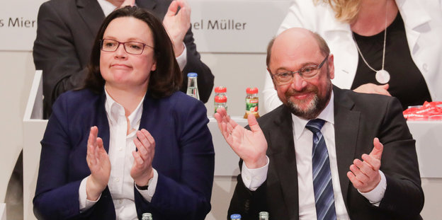 Andrea Nahles und Martin Schulz applaudieren