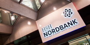 Ein schief fotografiertes Schild mit dem Schriftzug HSH Nordbank über einem Filialeingang.