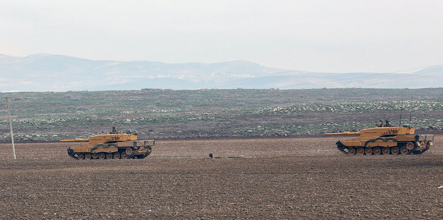 Zwei türkische Panzer fahren über Land