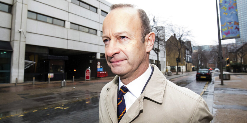 Porträt von Henry Bolton im beigen Mantel auf der Straße