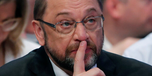 Martin Schulz hält sich den Zeigefinger für die Lippen