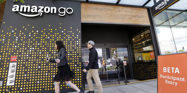 Zwei Einkäufer vor dem Amazon Go-Geschäft in Seattle