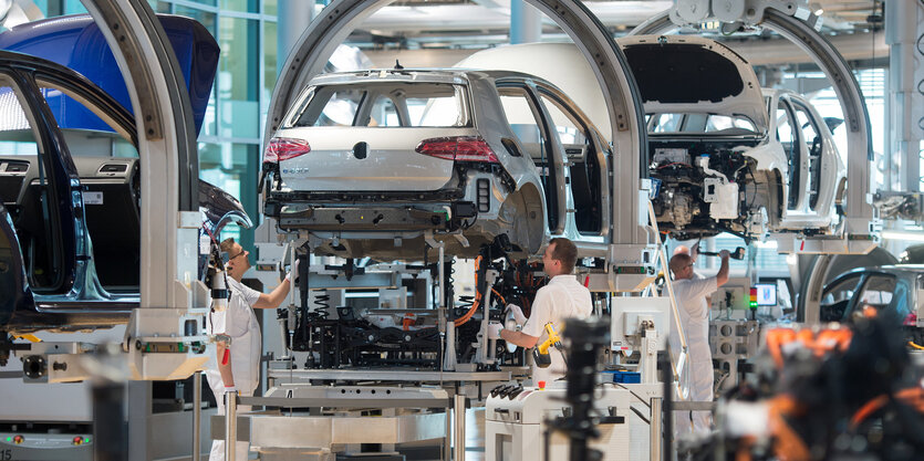 Montage in der Gläsernen VW-Maufaktur in Dresden