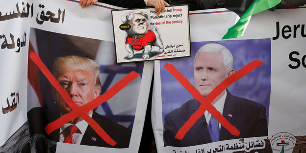 Demo-Plakate mit den rot durchgtrichenen Gesichtern von Trump und Pence
