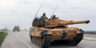 Ein Leopard-Panzer auf dem Weg zur Grenze Syriens