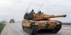 Ein Leopard-Panzer auf dem Weg zur Grenze Syriens