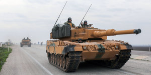Ein Leopard-Panzer auf einer Straße