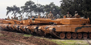 Türkische Panzer stehen nebeneinander