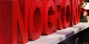 Das Wort "NoGroko" aus roten Pappbuchstaben auf einem Tisch