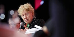 Gesine Schwan spricht in ein Mikrofon