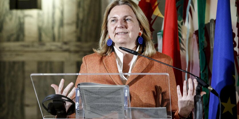 Eine Frau, Karin Kneissl