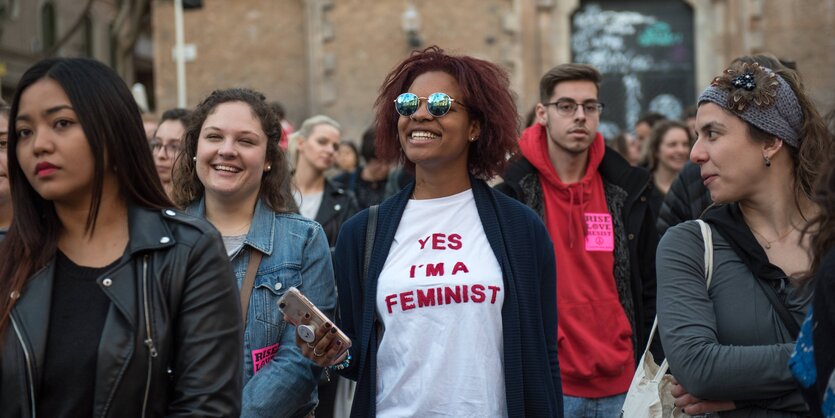 Mehrere Frauen und ein Mann laufen in einer Demonstration