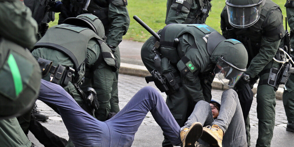 Polizisten in Leipzig im Handgemenge mit Zivilisten