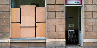 Holzplatten vor zersprungenem Fensterglas