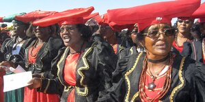 Frauen der Herero in traditionellen Kostümen