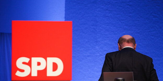 Das SPD-Logo, daneben die Rückenansicht von Martin Schulz - sitzend