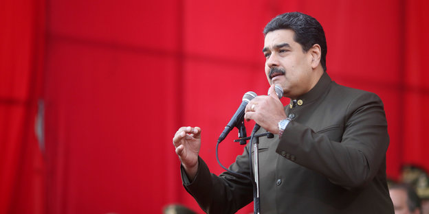 Nicolas Maduro vor rotem Hintergrund