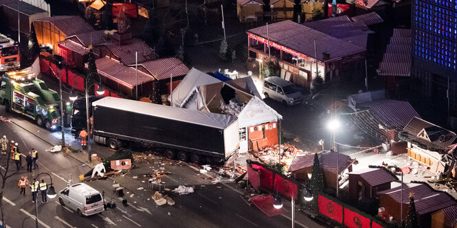 Ein Lkw zwischen zerstörten Weihnachtsmarktbuden