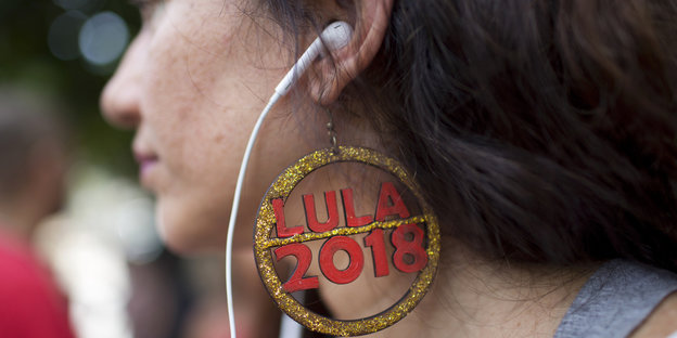 Eine Frau trägt einen Ohrring, auf dem steht: „Lula 2018“