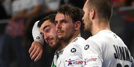 Drei Handballspieler erschöpft nach verlorener Partie