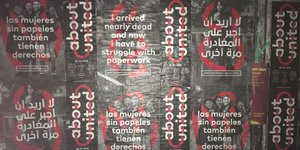 Plakate der About United Veranstaltung auf einer Plakatwand in Berlin, darauf stehen arabische und spanische Zitate von geflüchteten Menschen