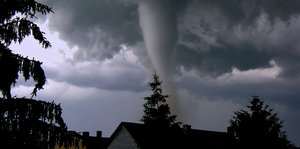 Ein Tornado über einem Dorf