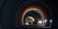 Ein Tunnel mit spärlicher Beleuchtung