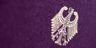 Der Bundesadler auf dem Umschlag eines deutschen Reisepasses.