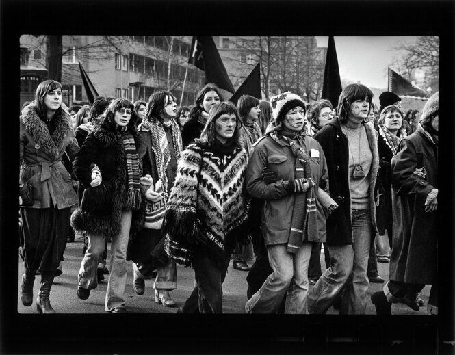 Schwarz-weiß-Foto einer Demonstration