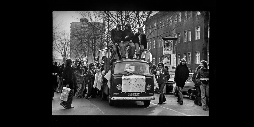 Schwarz-Weiß-Foto einer Demonstration