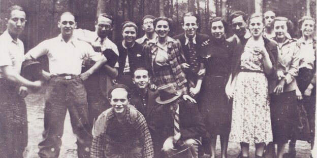 Ein Schwarzweißfoto von einer Gruppe Menschen Ein Schwarzweißfoto von einer Gruppe Menschen