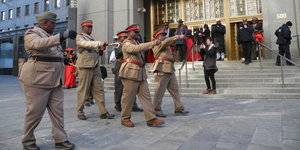 Mehrere Männer in Uniform marschieren