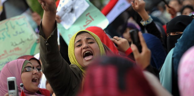 Ägypterinnen demonstrieren mit Fahnen und Transparenten