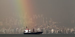 Schiff mit Regenbogen auf dem Meer vor Izmir