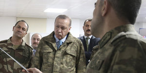 Erdogan mit Generälen. Er trägt Tarnkleidung