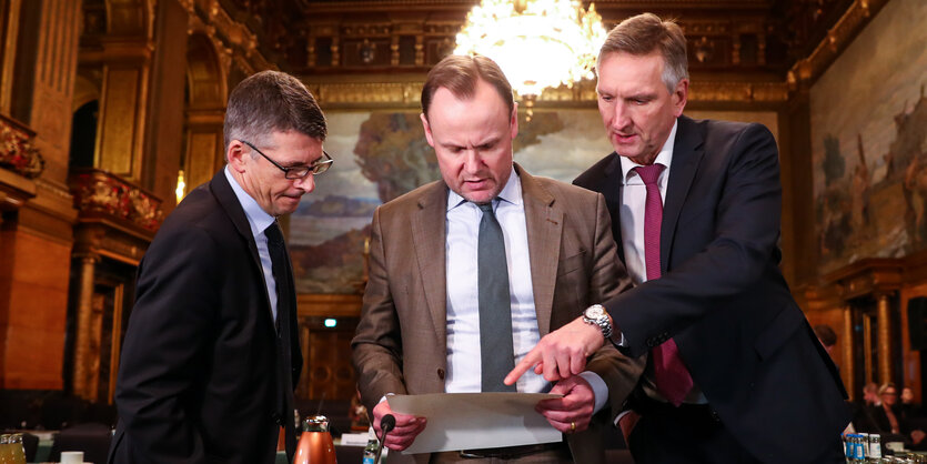 Innensenator Andy Grote (SPD) mit den Chefs von Polizei und Verfassungsschutz.