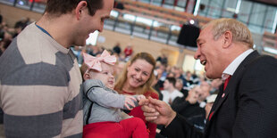 Junge Eltern mit Baby grüßen Peter Fischer