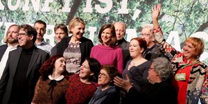 Mehrere Politiker der Grünen posieren für Fotos