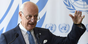 Staffan de Mistura vor UN-Emblem