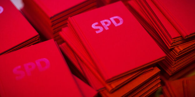 Stapel von Parteibüchern der SPD