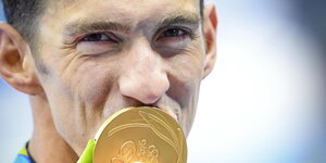 Michael Phelps küsst seine Goldmedaille