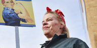 Eine Frau hält beim Women's March ein Schild mit einer Frau hoch